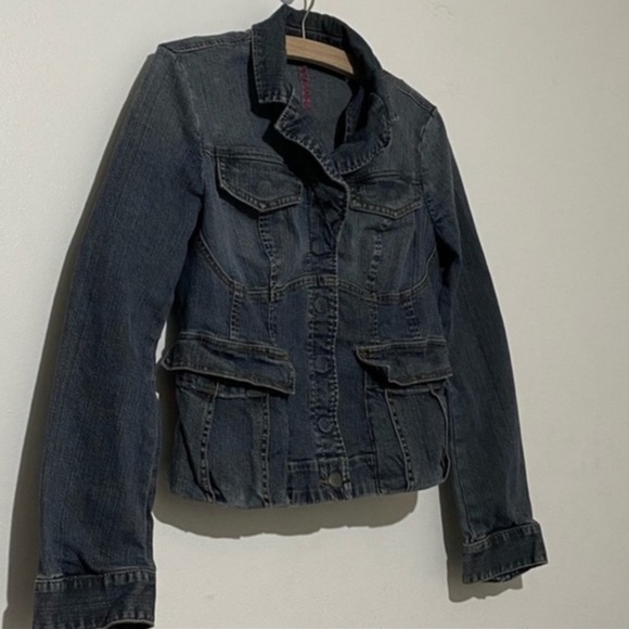 Express cropped denim jacket with pink accents and snap buttons - Picture 2 of 10